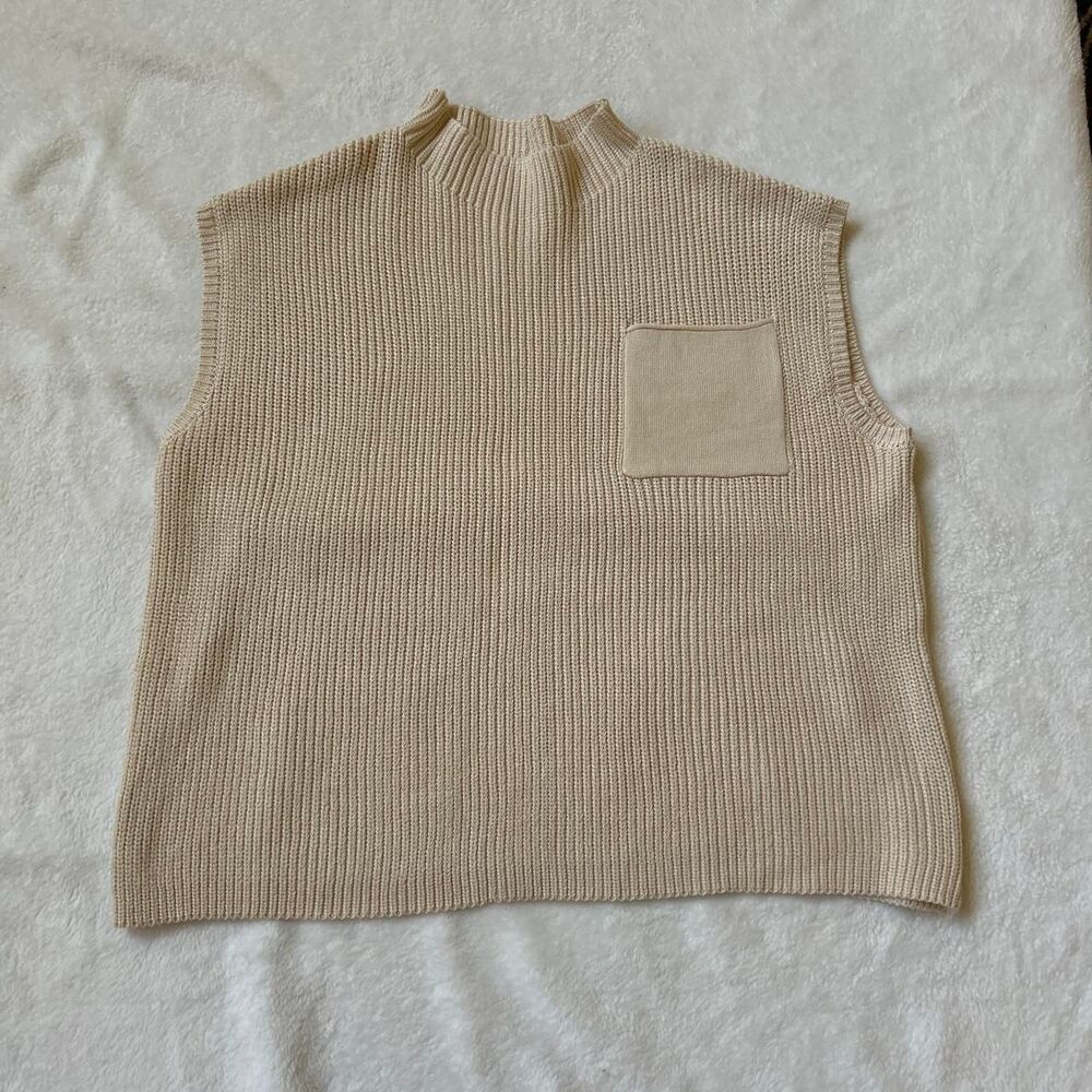 Cream ribbed knit sleeveless sweater vest with front pocket small like new